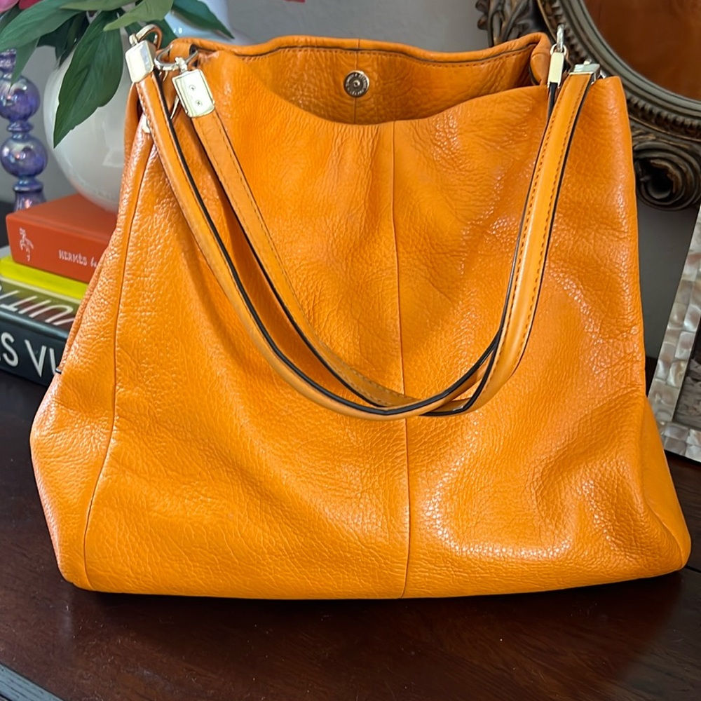 Coach hobo style handbag. Super soft leather. Excellent condition!